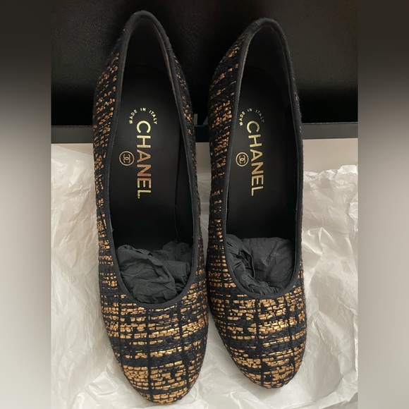 CHANEL Tweed pumps